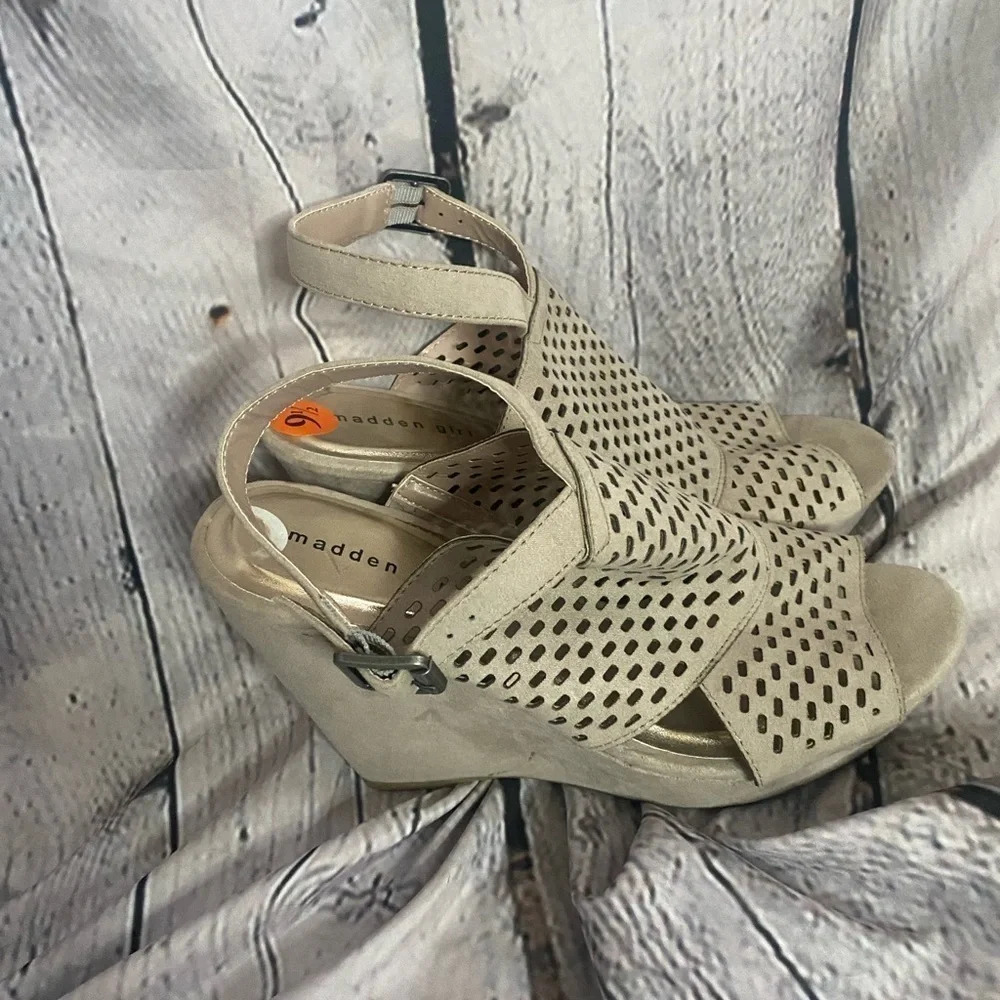 5/$20 Madden Girl Platform Faux Suede Laser Cut Wedges Taupe Nude‎ Wmns 9.5 NWOT